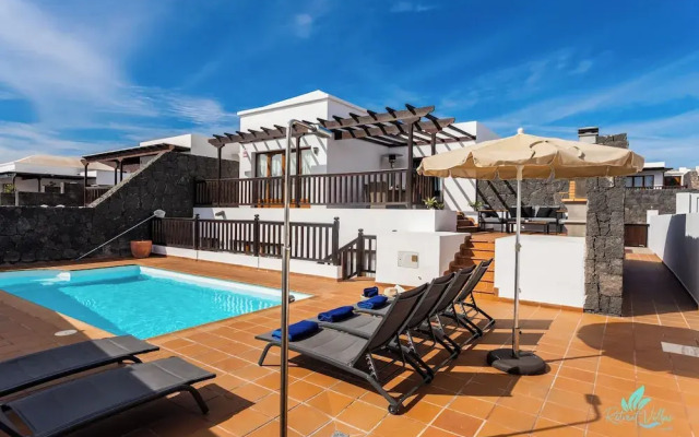 Inviting 4-bed Villa in Playa Blanca