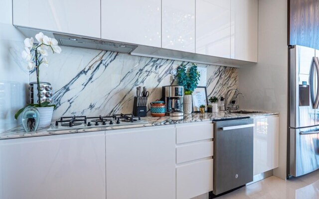 Pier 57-706 Spectacular Penthouse Romantic Zone Ocean Views