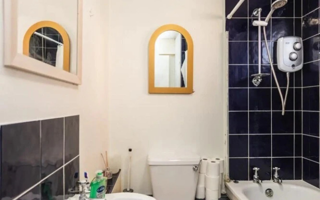 Homely 2 Bedroom House in Kennington With Garden