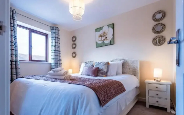 10 Guests - 5 Bedrooms - Free Parking - Lux House