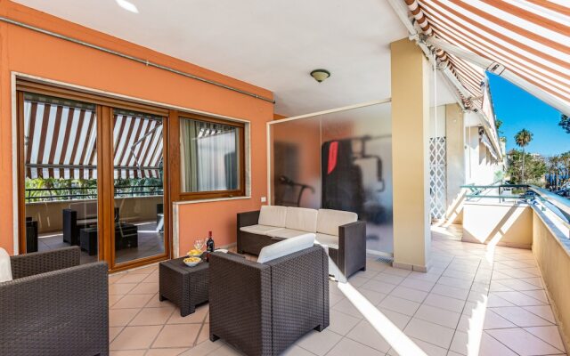 Modern spacious apartment with terrace, balconies, solarium & gym