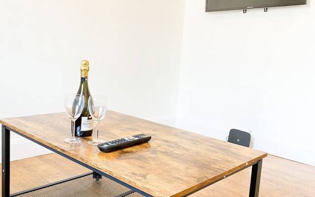 Tudors eSuites Balcony Apartment