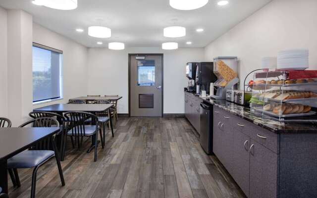 Super 8 by Wyndham Ambassador Bridge Windsor ON