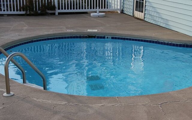 Days Inn & Suites by Wyndham Williamsburg IA North