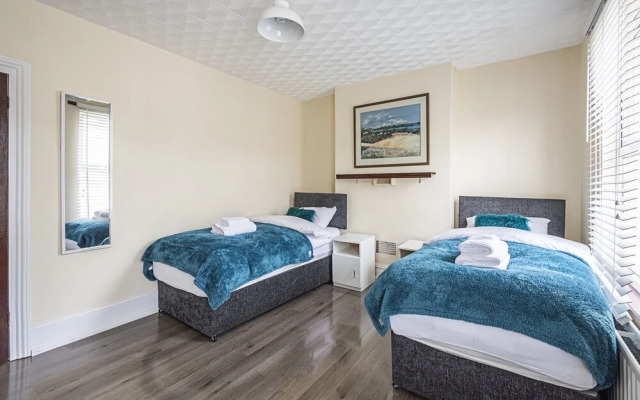 Large Group Greenwich Charlton O2 House