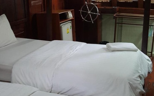 Ruean Mai Chai Khlong – Guest Rooms – Amphawa