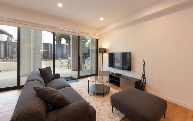 Luxe 3 Bedroom Apartment With Parking