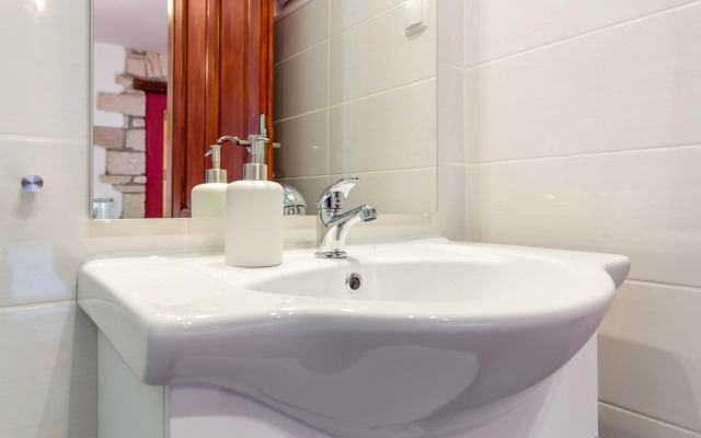 Top Center Apartment