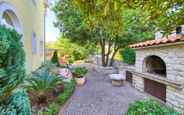 Nice Apartment With Private Terrace Near the Sea