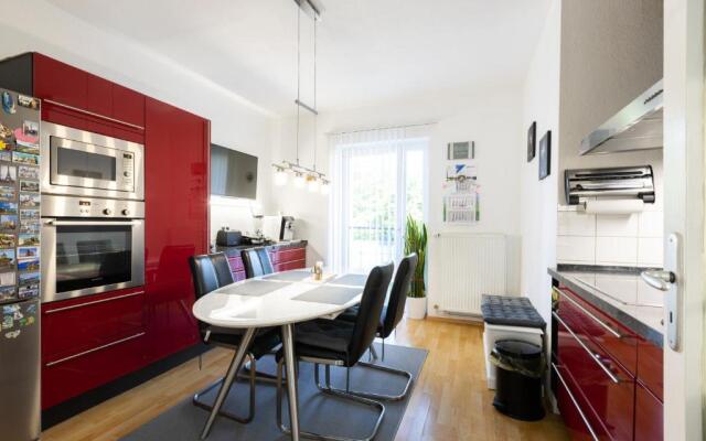 ZV2001 Private Apartments & Rooms near Exhibition Ground (room agency)