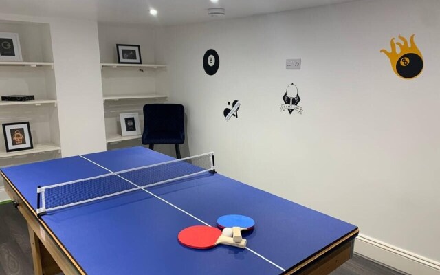 Huge House Pool Table Parking Garden sky tv Wifi