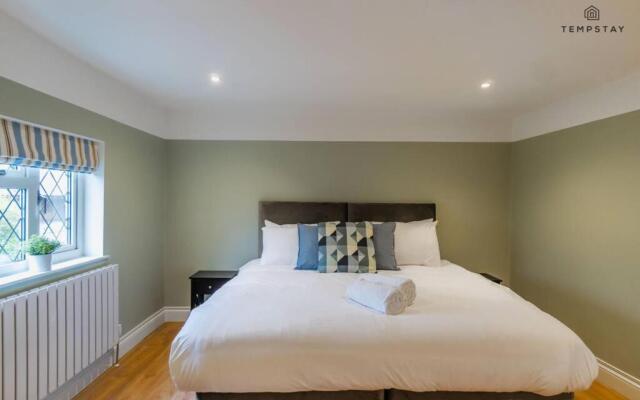 Stylish Home with Free Parking - 10 Mins To Legoland!