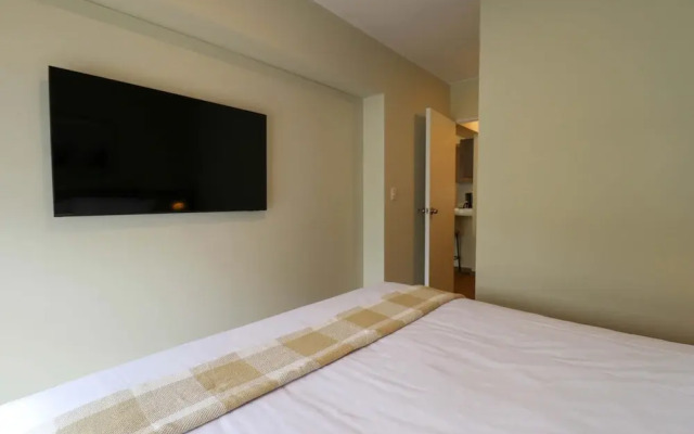 w Comfy 2BR w Modern Balcony Near Kennedy Park