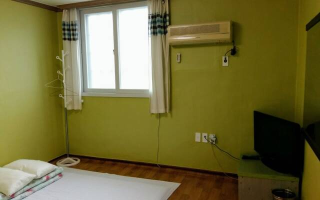 Happy Tour Guesthouse - Hostel