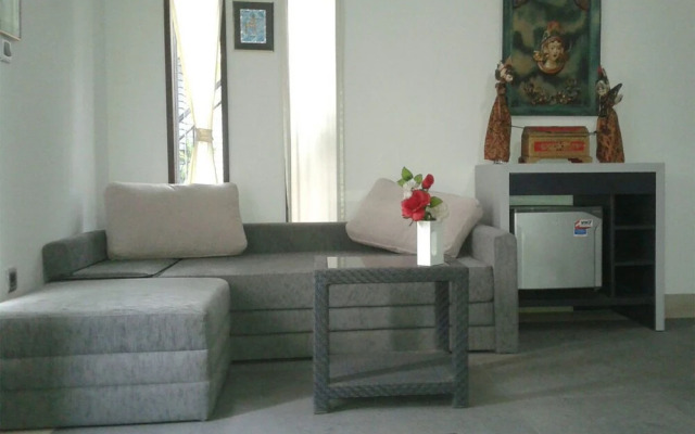 Rumah Putih Abu Abu