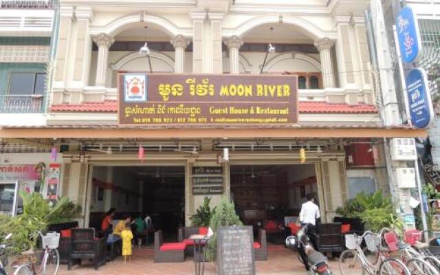 Moon River Guesthouse & Restaurant