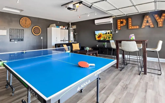 OldTown Lux 4BR/3BA HeatedPool+HotTub+GameRoom/14 by RedAwning