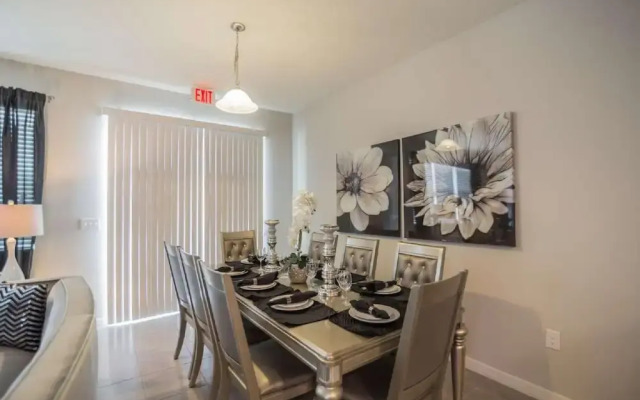 5137 Compass Bay