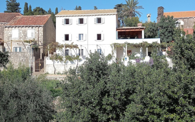 Charming Island Apartment & Garden, Near Sandy Beach and Restaurant, WiFi