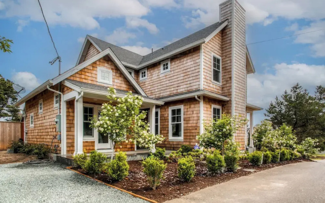 Modern Gearhart Getaway, Walk to Beach & Downtown!