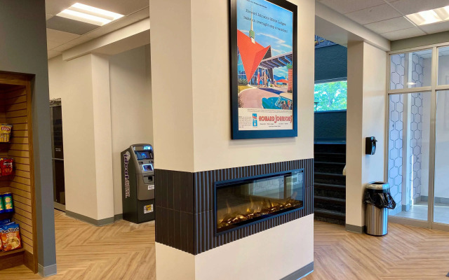 Howard Johnson by Wyndham Winnipeg West