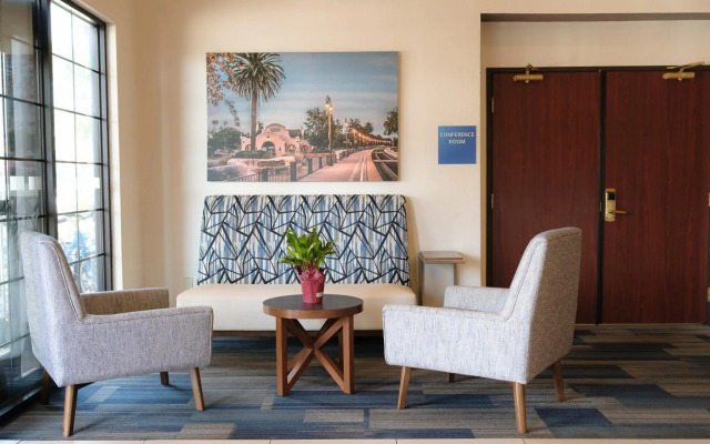 Holiday Inn Express & Suites Davis - University Area by IHG