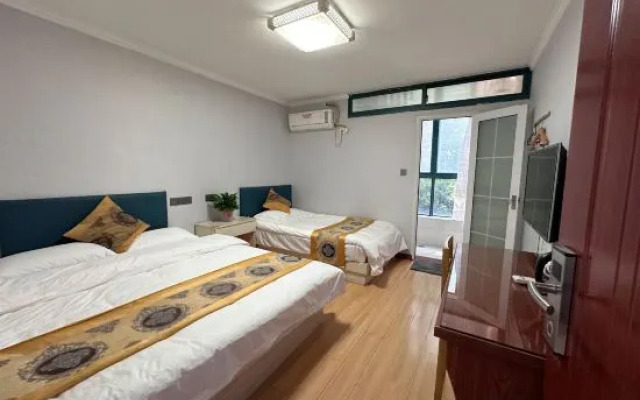 Jinding Hotel (Nanjing South Railway Station Hongyun Avenue Subway Station)