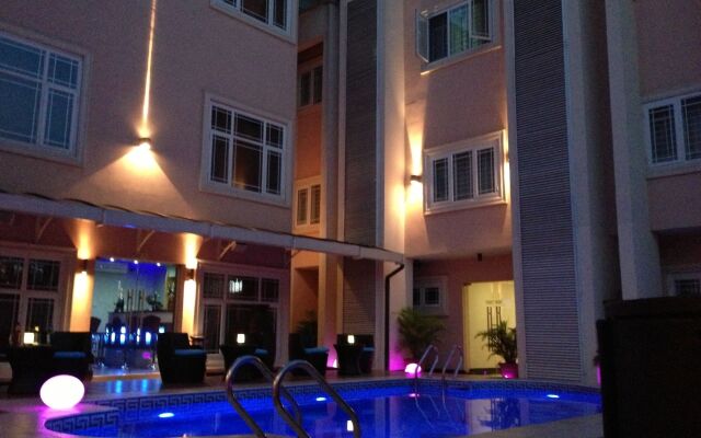 GrandBee Suites