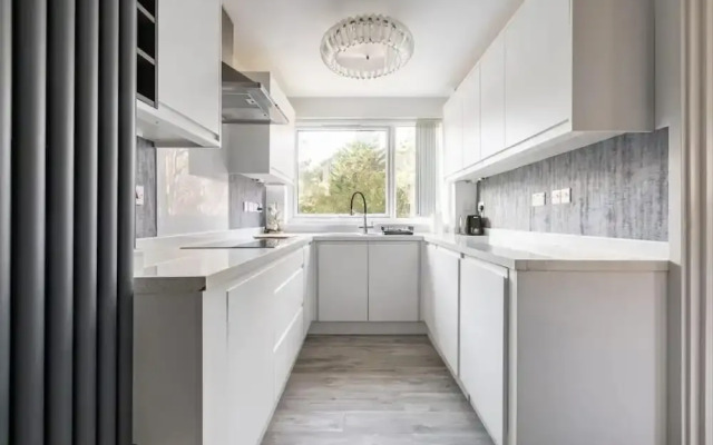 Spacious 1 bed Apartment With Parking & Balcony!
