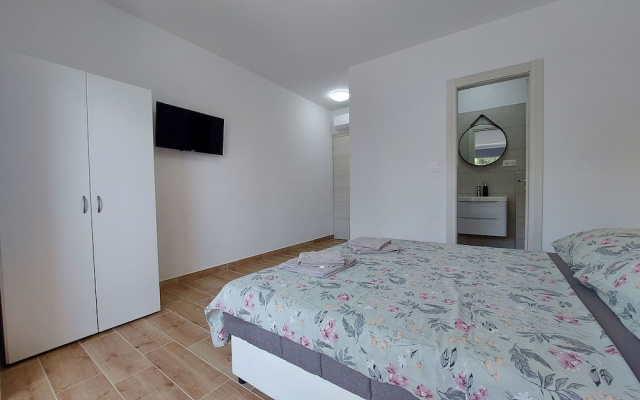 Apartment and Rooms Anne