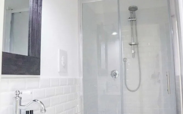 Art Apartment Black & White