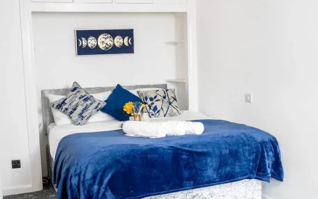 Stylish 4 Bed Apartment- Private Garden & Sleeps 8