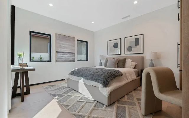 Noble Modern - Urban Sanctuary in Sherman Oaks With Poolside and Patio
