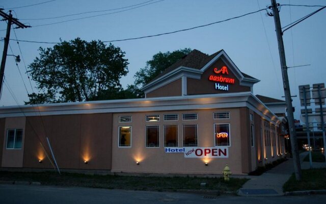 AAshram Hotel by Niagara River