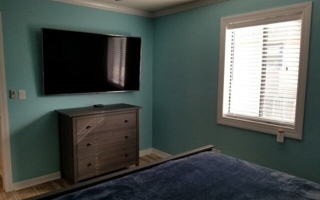 206 B New 1 Bedroom Home by RedAwning