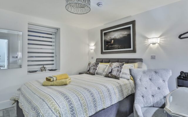 The Apartment, Luxury for up to 4 Guests