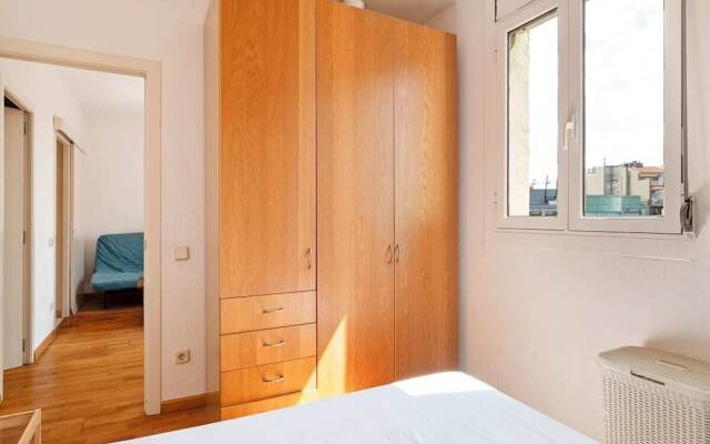 Lovely 2bed W/balcony in City Center, Near Metro