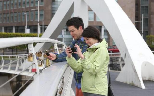 Glasgow City Centre Flat with River Views and Parking