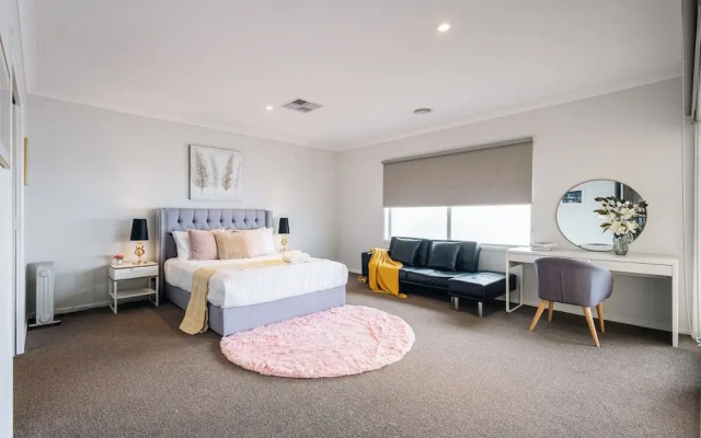 Luxury Waterfront Grand Villa in Melbourne