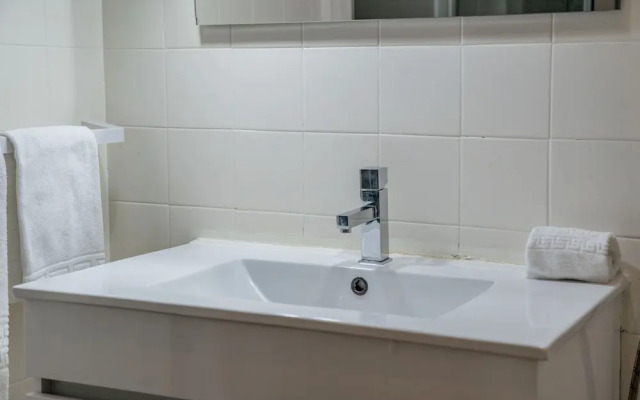 House and People - Rotunda do Caires