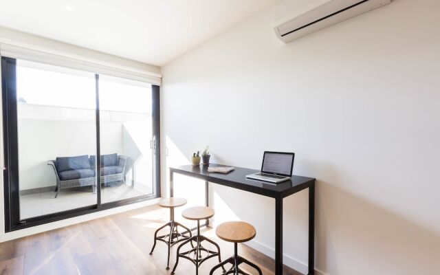 MAXINE, 1BDR Collingwood Apartment