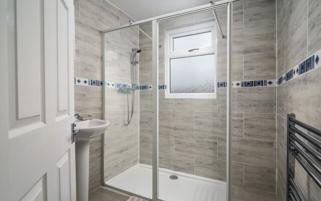 Immaculate 5-bed House in Leeds