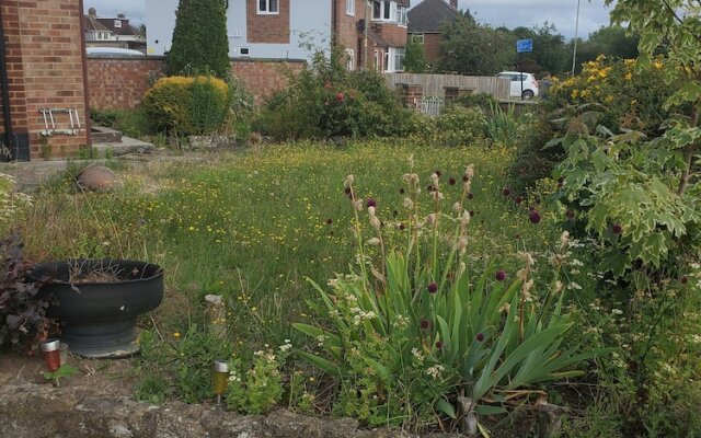 Stylish 3 bed house with Garden Free Parking