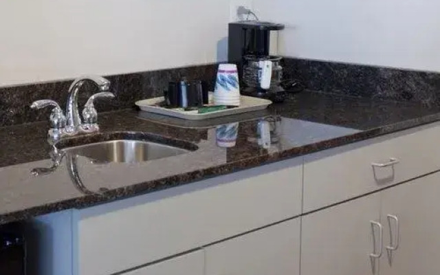Express Suites Riverport Inn & Suites