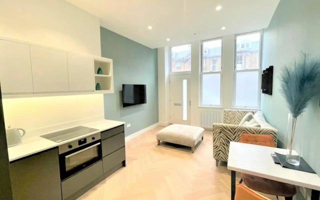 Trendy and Newly Reno'd 1 Bed Nr The Meadows