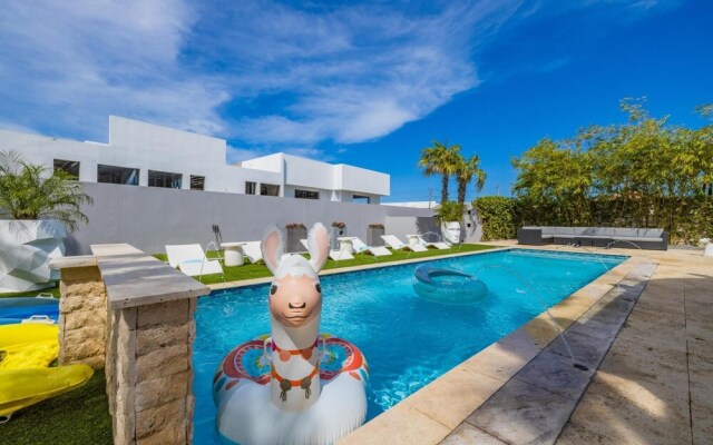 Unique Modern 4BR w Large Private Pool Mini Golf