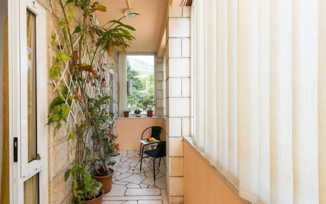 Yellow Room Guesthouse