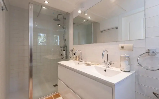 Lunamar in Marbella With 4 Bedrooms and 3 Bathrooms