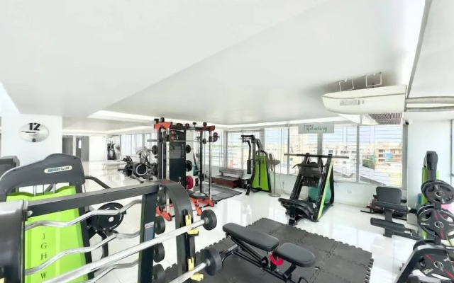 250 sqft 2 Studio Apt Pool and Sauna