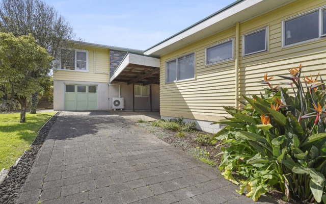 Dazzling Mairangi Bay Retreat Sea Views